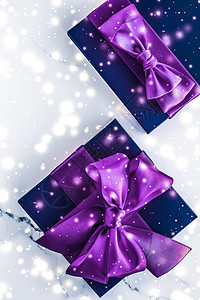 冬季假日礼物盒 带有紫丝弓 大理石背景上的雪亮如圣诞节和新年赠送给豪华美容品牌 平板设计下雪问候魅力娘娘腔紫色奢华礼物店铺假期销图片