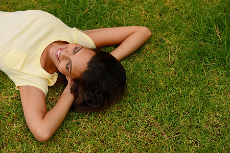 我可以在这里躺一整天 躺在草地上的一个年轻女人的高角度镜头假期成人绿色享受女士女性院子场地快乐微笑图片