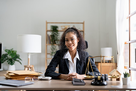 坐在办公室工作场所的笑着微笑的女律师肖像套装顾问法律领导者会计成人经理女性公司商业图片