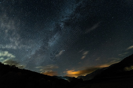 山地山谷上星空的星空图片