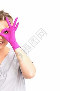 穿着粉红色橡皮手套穿制服的乳胶手套 满身微笑的医生食堂女主妇在白色背景下遮住眼睛并举起拇指手势专家从业者医院医疗保险女士女性安全图片