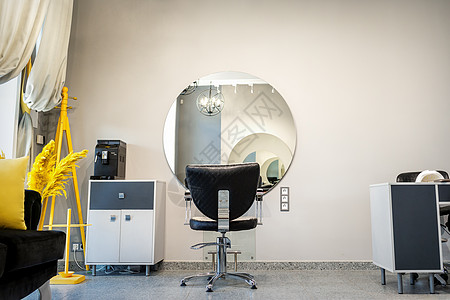 在美发美容院内为理发师提供内部工作场所沙龙奢华房间女性职场装饰椅子商业闲暇家具图片