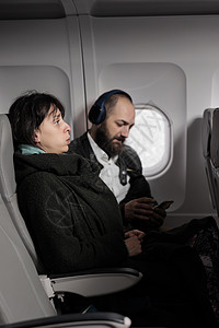 女乘客对飞机起飞感到紧张和害怕图片