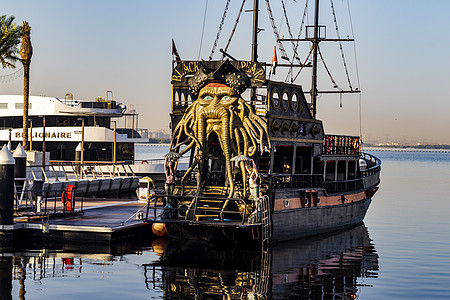 阿联酋迪拜  02 11 2022  黑珍珠海盗船的复制品 用作浮动餐厅 停靠在迪拜河港 娱乐地平线摩天大楼季节景观天气海盗天空图片