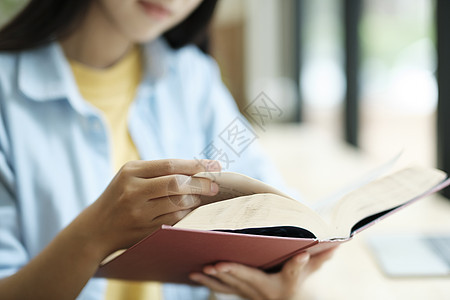 近距离接近女性学习和阅读书籍文学故事闲暇教育窗户教科书享受时间青少年爱好图片
