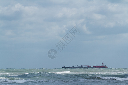 海洋钻探原油燃料天空假期化石运输活力蓝天海滩游客图片