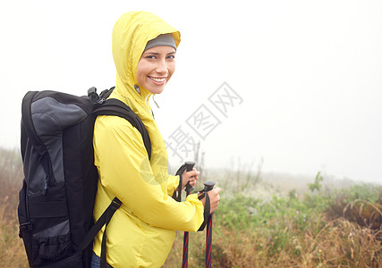 一位迷人的年轻女子在狂欢的日子外出徒步旅行的肖像 这简直是一团糟图片