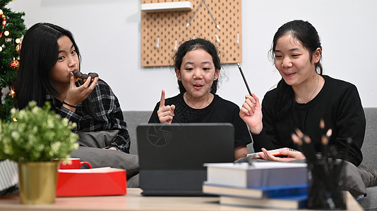 亚洲女学生在家一起学习网上课程 校对 Soup图片