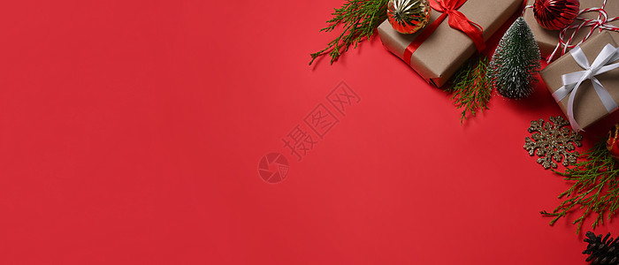 礼物盒 圣诞装饰品和红背景的fir树枝 复制空间图片