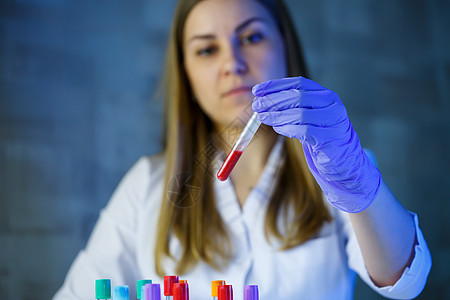 医学专家 实验室助理 医生在实验室进行分析 使用试管 吸管和培养皿来检测人体中细菌的存在 选择性焦点测试学习化学化学品技术疾病实图片