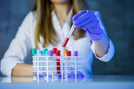 医学专家 实验室助理 医生在实验室进行分析 使用试管 吸管和培养皿来检测人体中细菌的存在 选择性焦点学习研究生物工作生物学紫色测图片