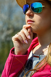 穿着裙子的漂亮女孩 在春林中走在树丛开花的森林里艺术花朵公园香水女孩时尚木头压痛气味植物图片