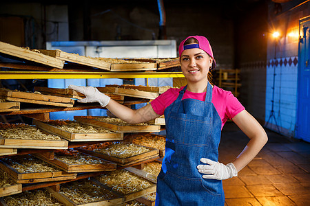 拿着一盒意大利面的工人 这个女孩从事意大利面条的生产 做面条 面食厂厨房女性技术厨师滚动面包师商业美食粮食面包图片