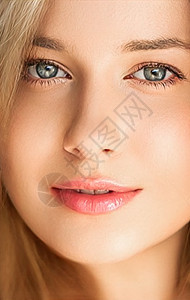 自然美和不化妆 美丽的年轻女性作为护肤化妆品和女性品牌概念 面部肖像美容温泉奢华鼻子眼睛产品英语整形沙龙头发图片