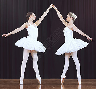 古典芭蕾舞剧院的创意表演 独奏会或比赛的芭蕾舞女性 舞台和舞蹈表演 美女 舞者合作伙伴和首席芭蕾舞演员团队合作创作抽象舞蹈图片