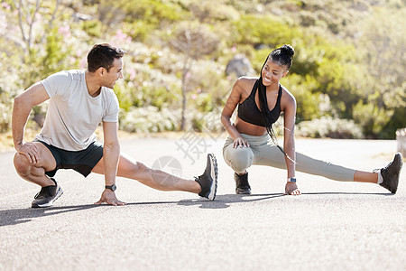 健身私人教练夫妇伸展腿部以达到锻炼目标 动机和责任感 训练教练和运动员女性 客户或运动员为健康的身体或健康而锻炼图片