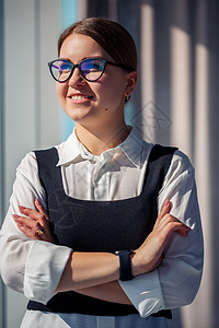 自信的女老板站在现代办公室 戴着眼镜 女领导 企业主思考未来的成功 规划新的机会工人工作人士商务分析师微笑中心技术内容经理图片