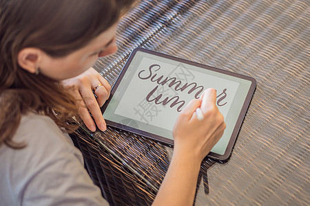 书法家年轻女子在数字平板电脑上写下短语 题写装饰字母 书法 平面设计 刻字 手写 创作艺术家设计师屏幕技术女士女性插图互联网触摸图片