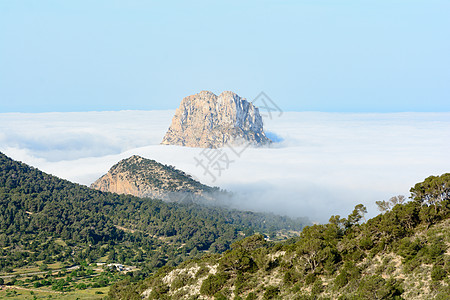 西班牙巴利阿里群岛伊比萨圣约瑟普德萨塔拉亚(Ibiza)的山峰有天秋天清晨图片