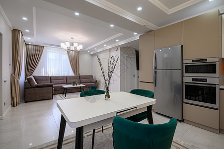 现代白色和米边大型豪华厨房和工作室公寓的餐桌家庭桌子瓷砖地板单间风格烤箱客厅饭厅电冰箱图片