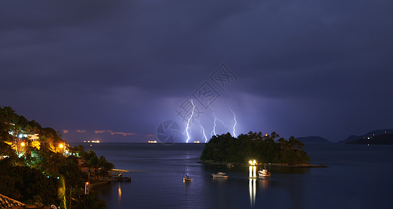 岛上的暴风雨之夜 海洋和陆地上发生了巨大的雷暴图片