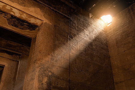太阳光穿过埃及寺庙的裂缝进入图片