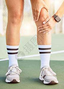 运动事故 体能训练和运动场锻炼导致的网球女子 膝盖疼痛和腿部受伤 特写女运动员健康风险 肌肉伤口和身体问题以进行紧急急救图片