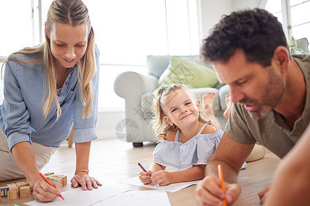 家庭绘画 创造性的微笑和女孩与父母在客厅地板上 在纸上写字 在房子的休息室玩游戏很开心 爸爸妈妈在家里和孩子一起玩爱图片