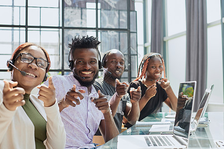 在呼叫中心办公室工作的非洲美洲团队 帮助人们提供电话推销援助 2021 6成人商务技术操作员商业男人客户员工电话销售推销员图片