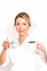 加水的咖啡 女营养师手里拿着一杯咖啡豆和一杯水 背景是白色的女士相机情绪玻璃杯子微笑饮料医生健康展示图片