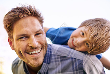 像是两个豆子 一个可爱的年轻父亲和儿子的肖像图片