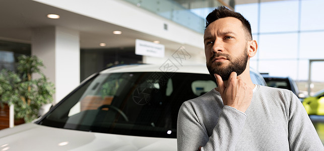 一个人想买一辆新车 一辆从汽车经销商处赊购的车图片