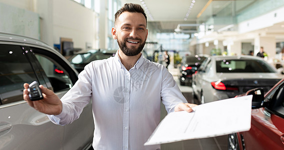 在汽车经销商沙龙登记保险单; 注册在汽车经销店的图片