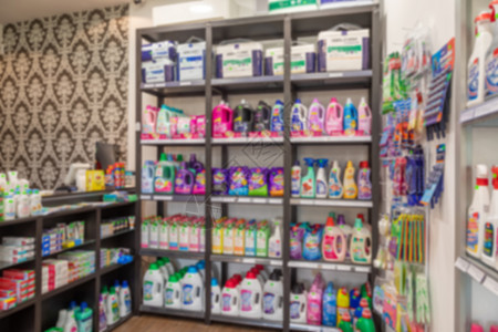 装有家用化学品 化妆品 婴儿尿布和洗涤剂 相片模糊 脱焦的商店柜架图片