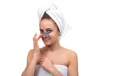 妇女洗完澡后用面具清洗鼻子上的鼻孔图片