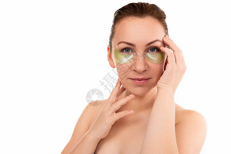 一名年轻女子洗完澡后 在她眼皮和化妆补妆上用手抚摸她的脸部时图片