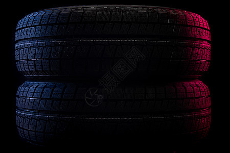 2个冬季轮胎 黑色背景 有红色蓝紫照明图片
