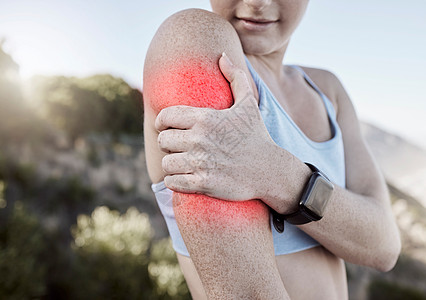 运动损伤 手臂疼痛和户外运动中的女性在健身训练和发光的红色解剖学锻炼后保持身体肌肉酸痛 赛跑者女运动员疼痛并且需要缓解关节炎图片