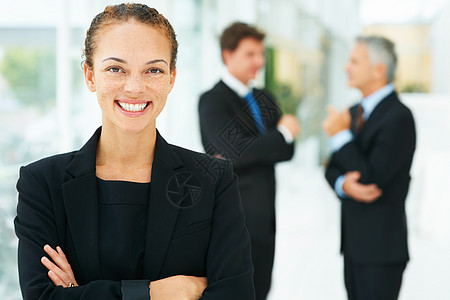 领导公司走向成功 一位商业女商务人士的肖像和同事站在幕后站在一起的人图片