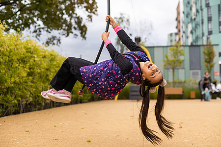 小女孩骑着飞狐号的游乐设备 在儿童游乐场上微笑着女婴女孩动物孩子冒险蹦极公园游戏勇气童年行动图片