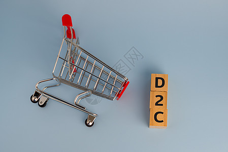 D2c直接用于消费木材立方体和背景购物车图片