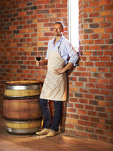 这批酒看起来美极了 一个成熟的红酒制造者的肖像 在他的地窖里喝着一杯红酒图片
