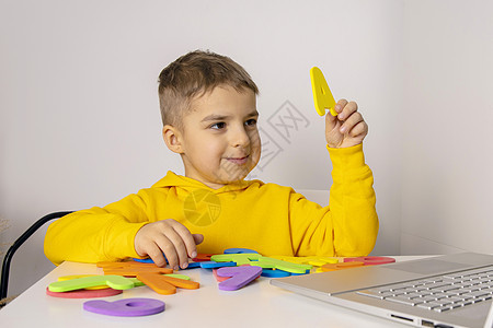 可爱 可爱的小男孩在线学习字母表 家里有笔记本电脑 孩子使用电子学习平台与老师进行视频通话并学习 儿童在家上学和远程教育工具互联图片