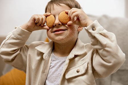 拿着两块饼干的小可爱男孩的画像 饼干的孩子 儿童和面筋 医疗保健 孩子们对麸质不耐受 穿着休闲服的学龄前儿童 微笑 积极的情绪控图片
