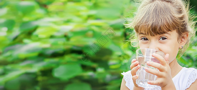 儿童杯水 有选择性的焦点 大自然孩子们食物幸福情感标签乡村框架居住瓶子婴儿图片