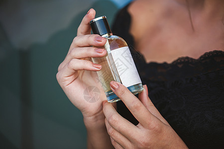 一只女性手的香水瓶 年轻时尚的女人拿着一瓶香水 女性手中的时尚香水 喷香水的女孩 美丽的女性手 女士香水奢华玻璃瓶子香味气味魅力图片