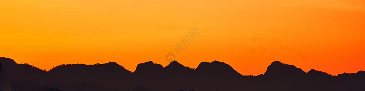 有橙色天空的日落风景 山岳自然背景的休眠光环图片