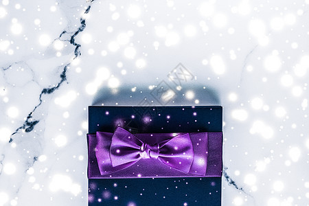 冬季假日礼物盒 带有紫丝弓 大理石背景上的雪亮如圣诞节和新年赠送给豪华美容品牌 平板设计展示推广礼物问候老板雪花魅力假期店铺庆典图片