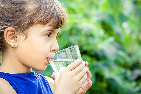 儿童在夏天喝干净的水 有选择的焦点水壶微笑玻璃生活瓶子女孩孩子们食物嘴唇情感图片