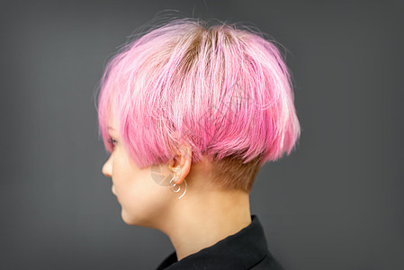 一个美丽的年轻白种女人的轮廓 在深灰色背景上留着粉红色的短鲍勃发型女性头发脖子染色黑发理发皮肤洗发水奢华女士图片